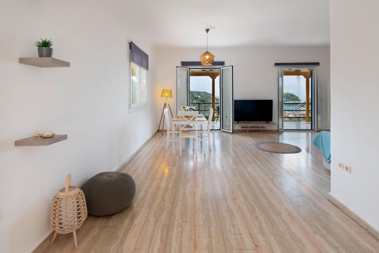 Open-plan living room with sea view through the balcony doors